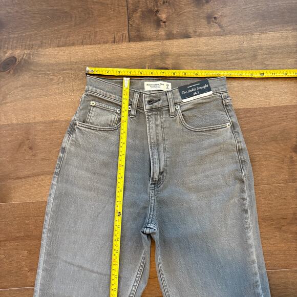 Abercrombie Women's The Ankle Straight Ultra High Rise Jean size 26/2S NWT - Picture 4 of 8